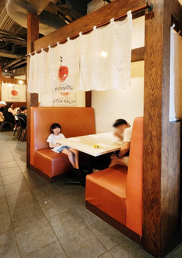 가족이 앉아있던 소파자리