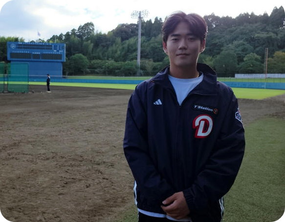 두산 베어스 투수 이병헌이 미야자키 캠프 현장에서 스타뉴스와 인터뷰를 마친 뒤 포즈를 취하고 있다. [사진=머니투데이, 김우종 기자]