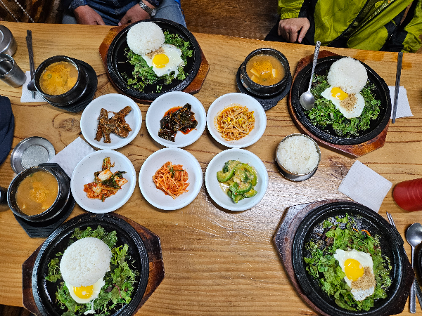 직접 농사지은 농산물의 반찬의 한상차림