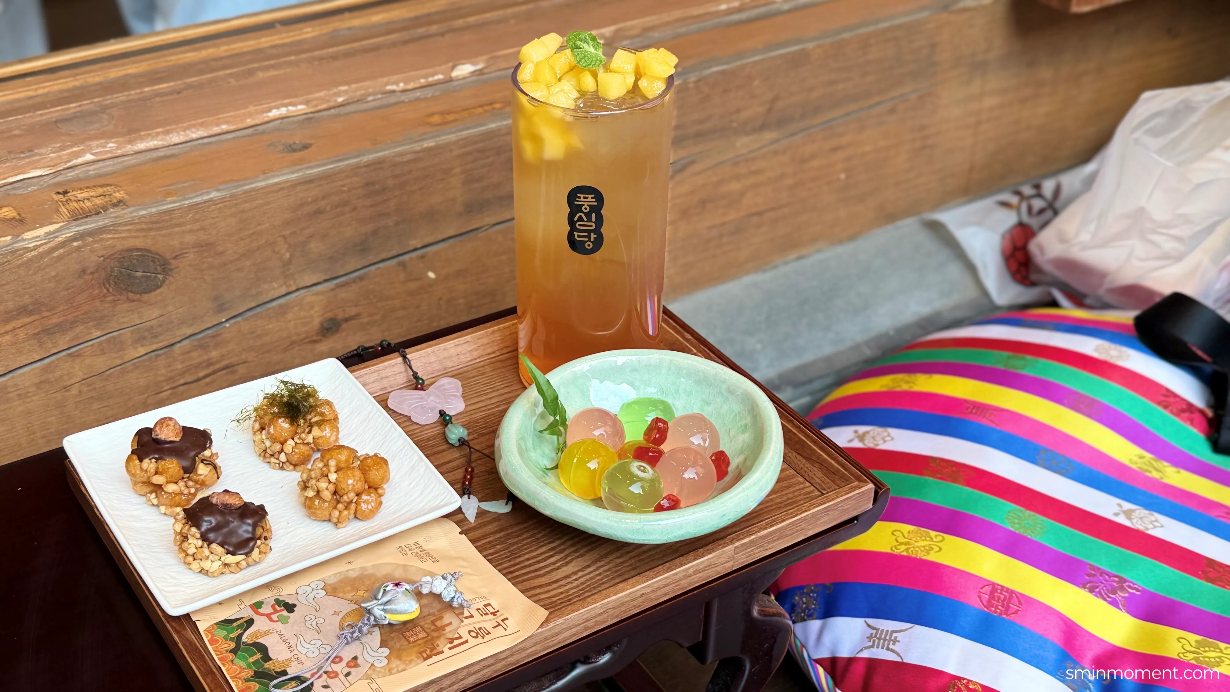 서울-나들이-인사동-먹거리-풍심당-한옥까페-툇마루자리-색동방석