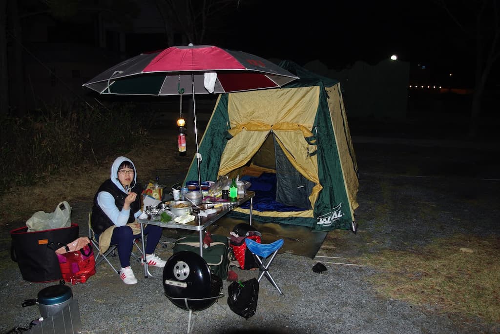 남해 상주해수욕장 캠핑 텐트와 식사 모습, 2011년 한적했던 바닷가 캠핑 풍경, 자걀텐트.