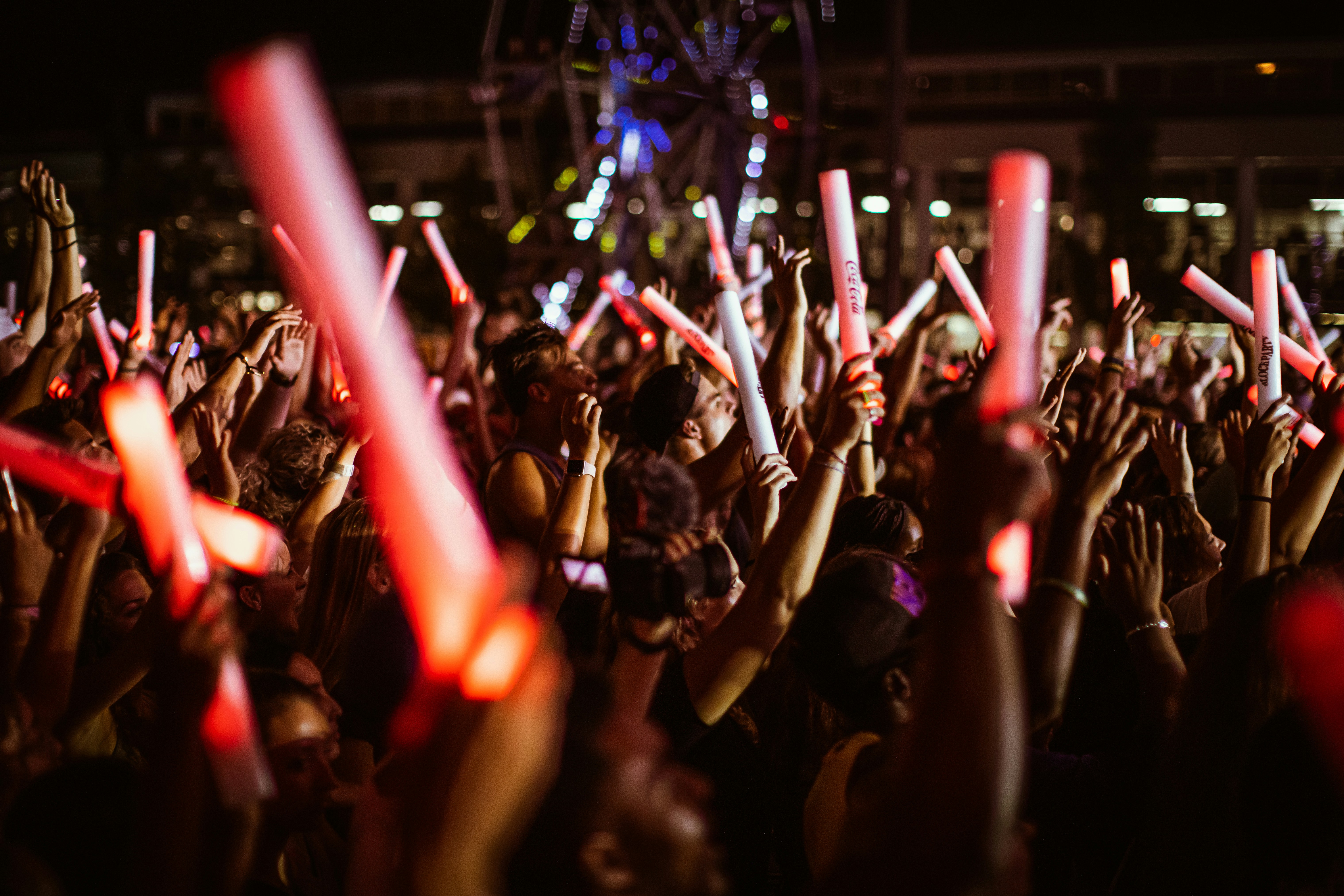 대형 공연장에서 트로트 가수가 노래하고 수많은 관객이 응원봉을 흔드는 콘서트 장면 관련 사진