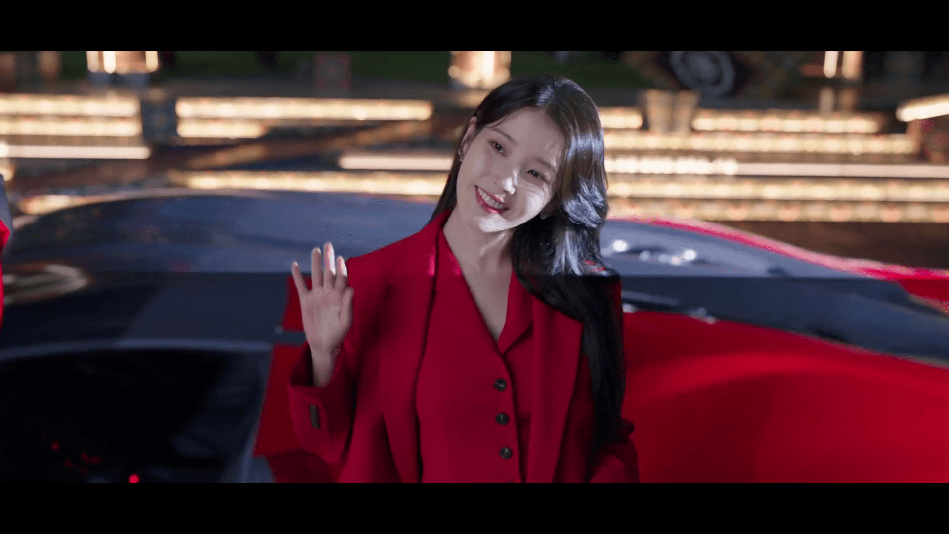 "21세기 대군부인에서 성희주(아이유)가 부가티 뚜르비용에서 하차하는 장면"