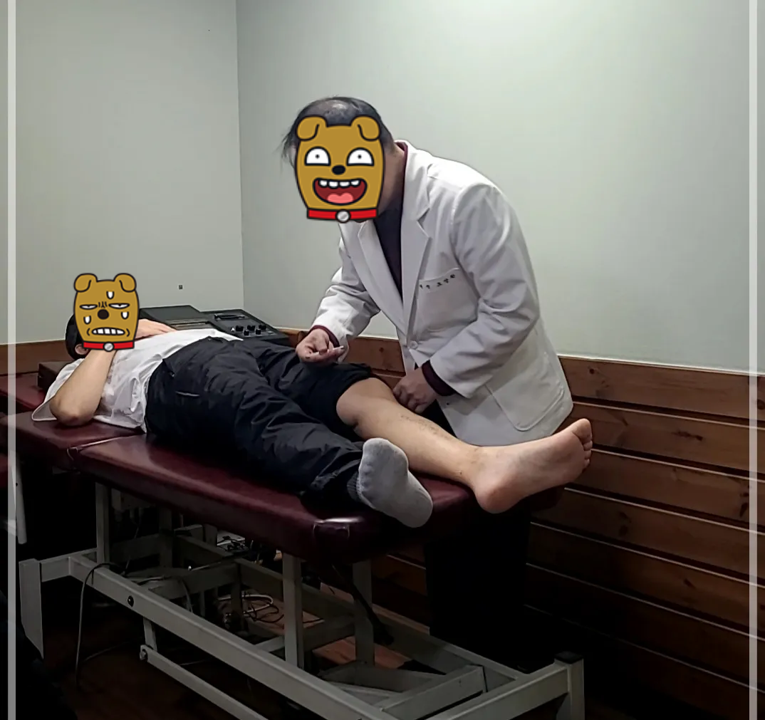 침대에-누워-침을-맞을-준비를하는-남자-남자를-바라보는-한의사