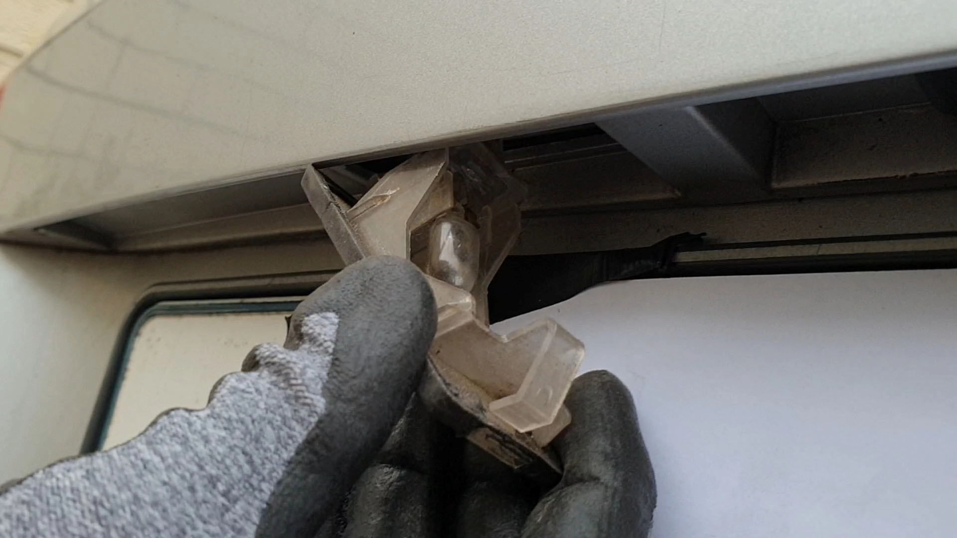 번호판 전구 끼우는 방향