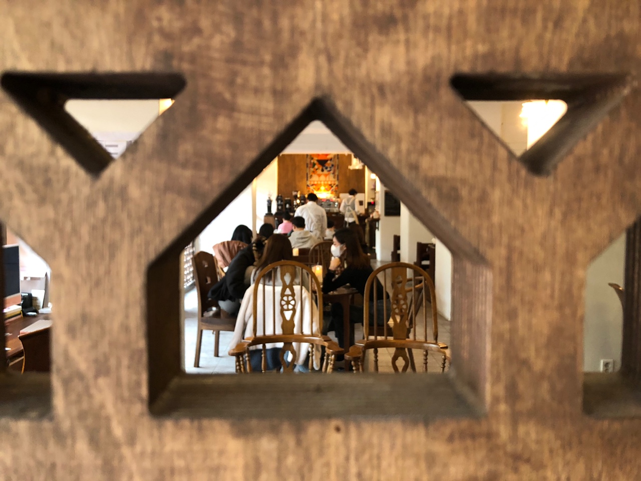 창틀을-통해-본-카페내부