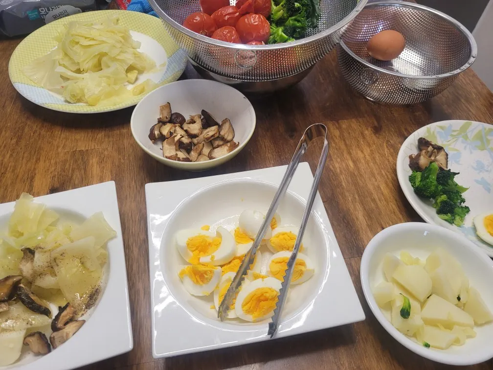 데친 양배추·브로콜리·감자·토마토 + 구운 표고버섯 한 그릇 아침: 10분 완성 다이어트 &amp; 건강 레시피