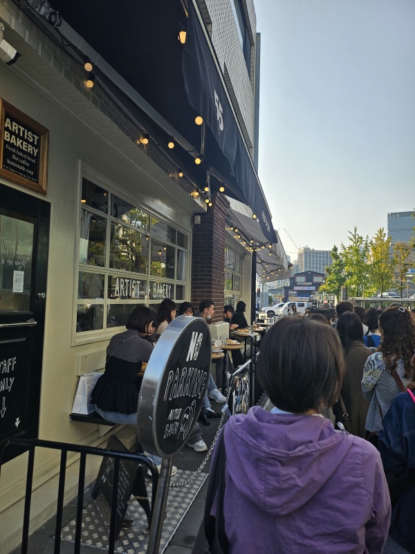 안국역-1번출구-아티스트베이커리-오픈런-대기줄-카페앞-사람들
