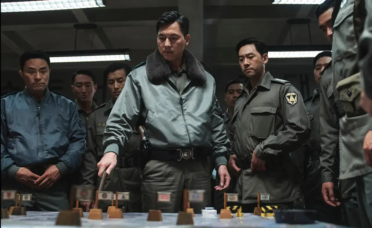 지휘봉을 들고 부하들에게 지휘하는 이태신