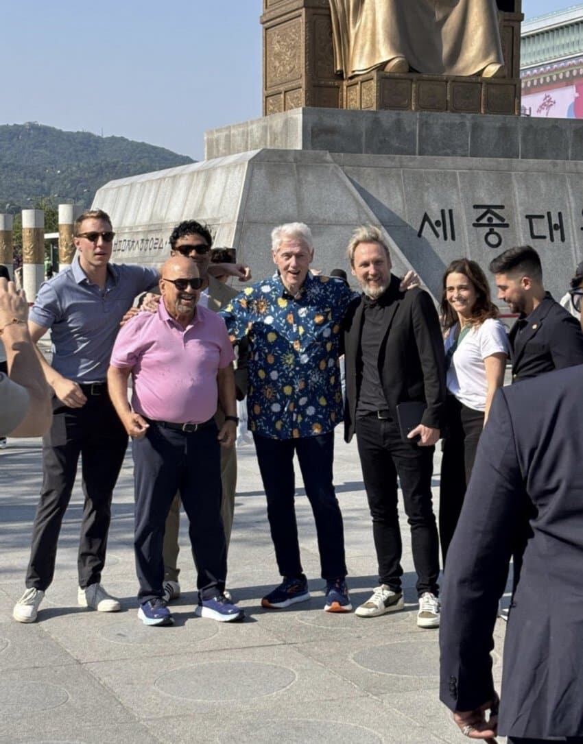 빌 클린턴 전 대통령이 서울 광화문광장에서 일행들과 기념사진을 찍고 있는 모습.