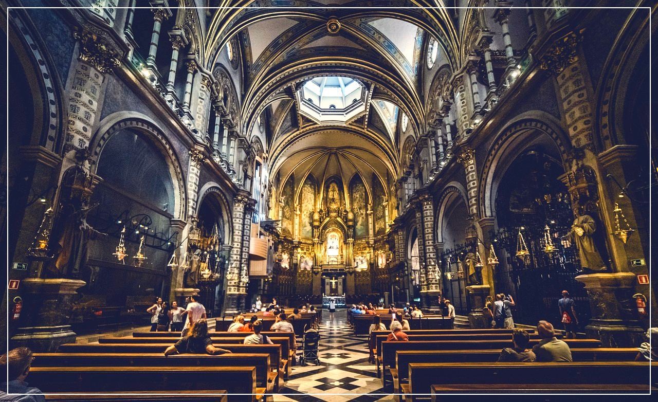 가우디가 설계한 건축물의 내부