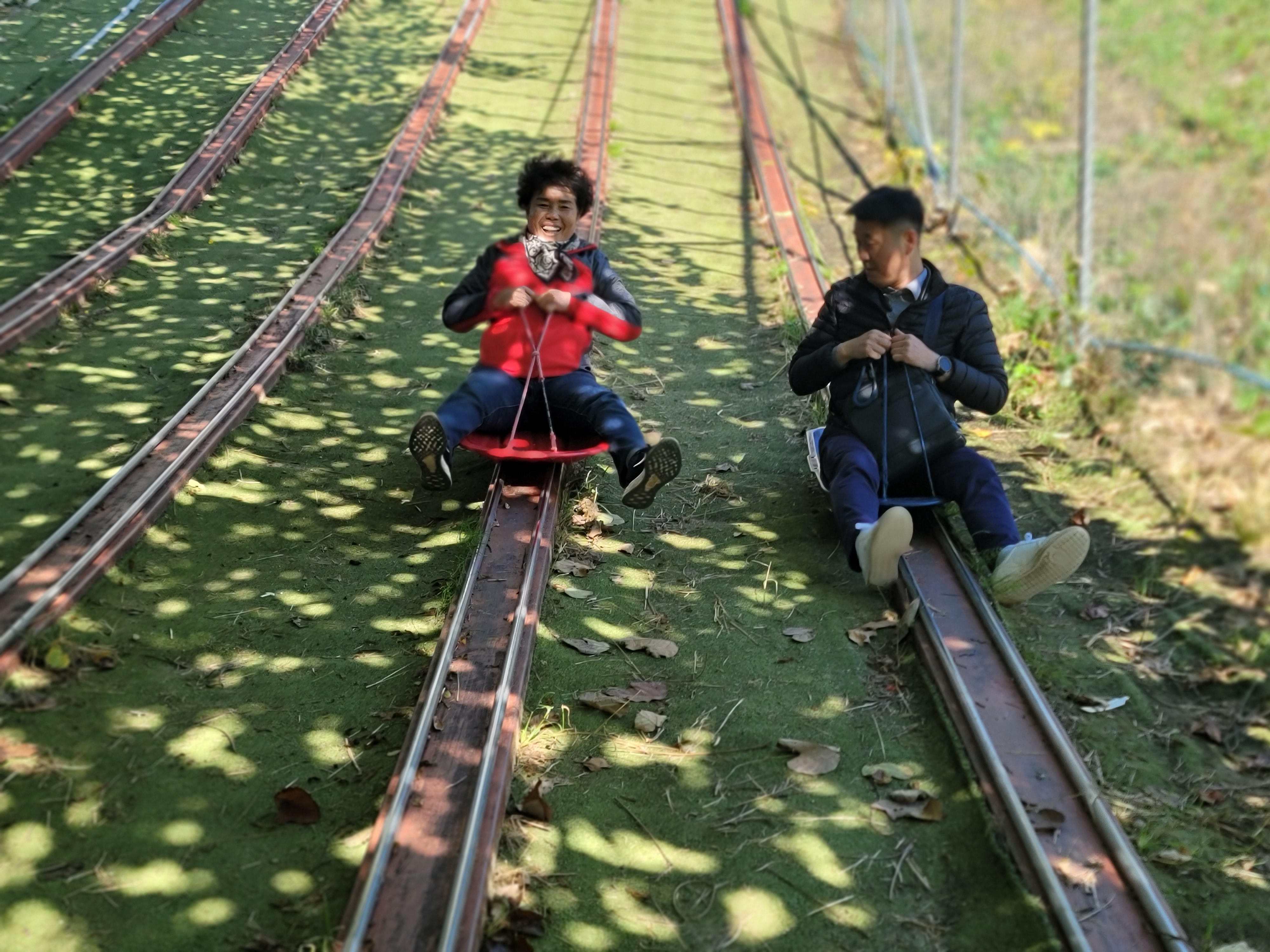 사진설명: 레일썰매를 만끽하는 회원들 모습