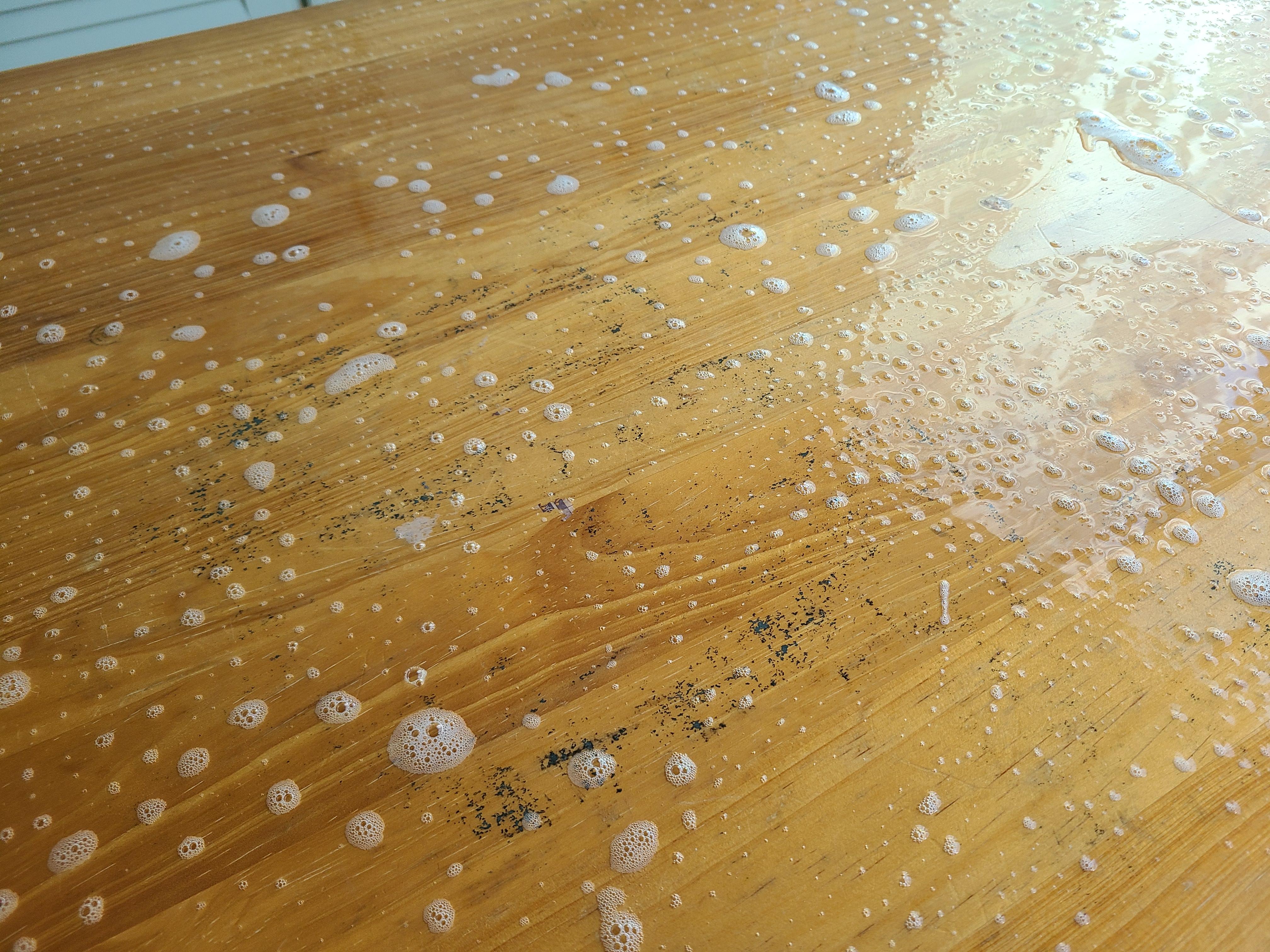 비누거품이 묻은 원목식탁