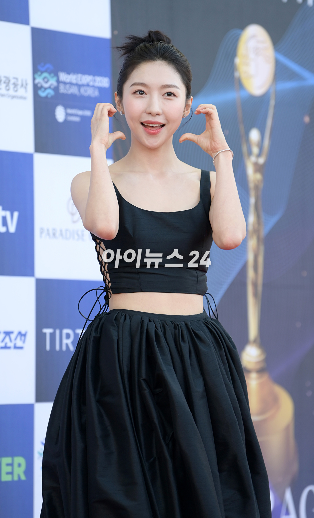 배우 주현영이 19일 인천 파라다이스시티에서 열린 제2회 청룡시리즈어워즈 레드카펫 행사에 참석하고 있다. [사진=정소희 기자]