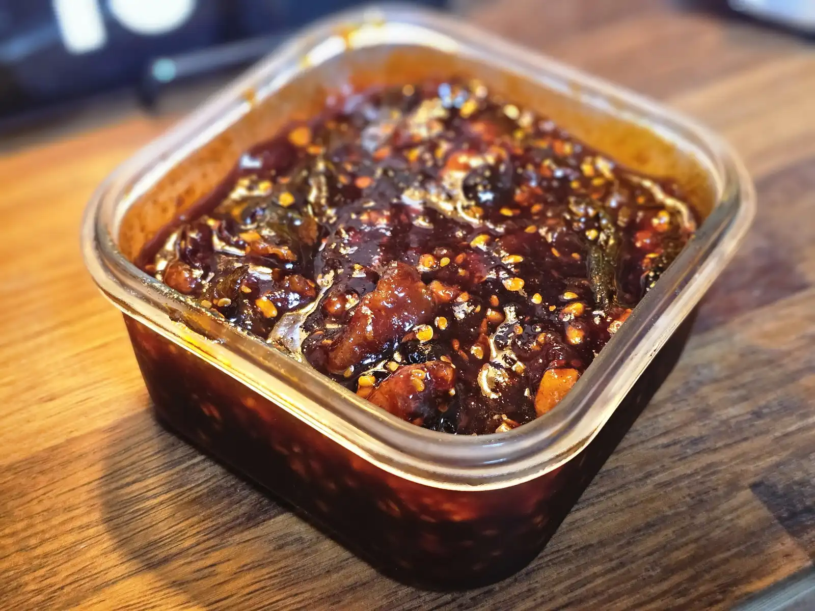 황해닭강정에 남은 소스가 글라스락 용기에 가득한 모습