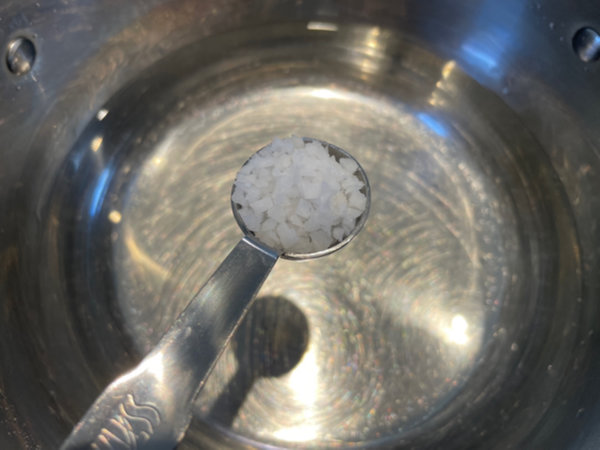 냄비에 물 500ml와 굵은소금 1/2작은술 섞기