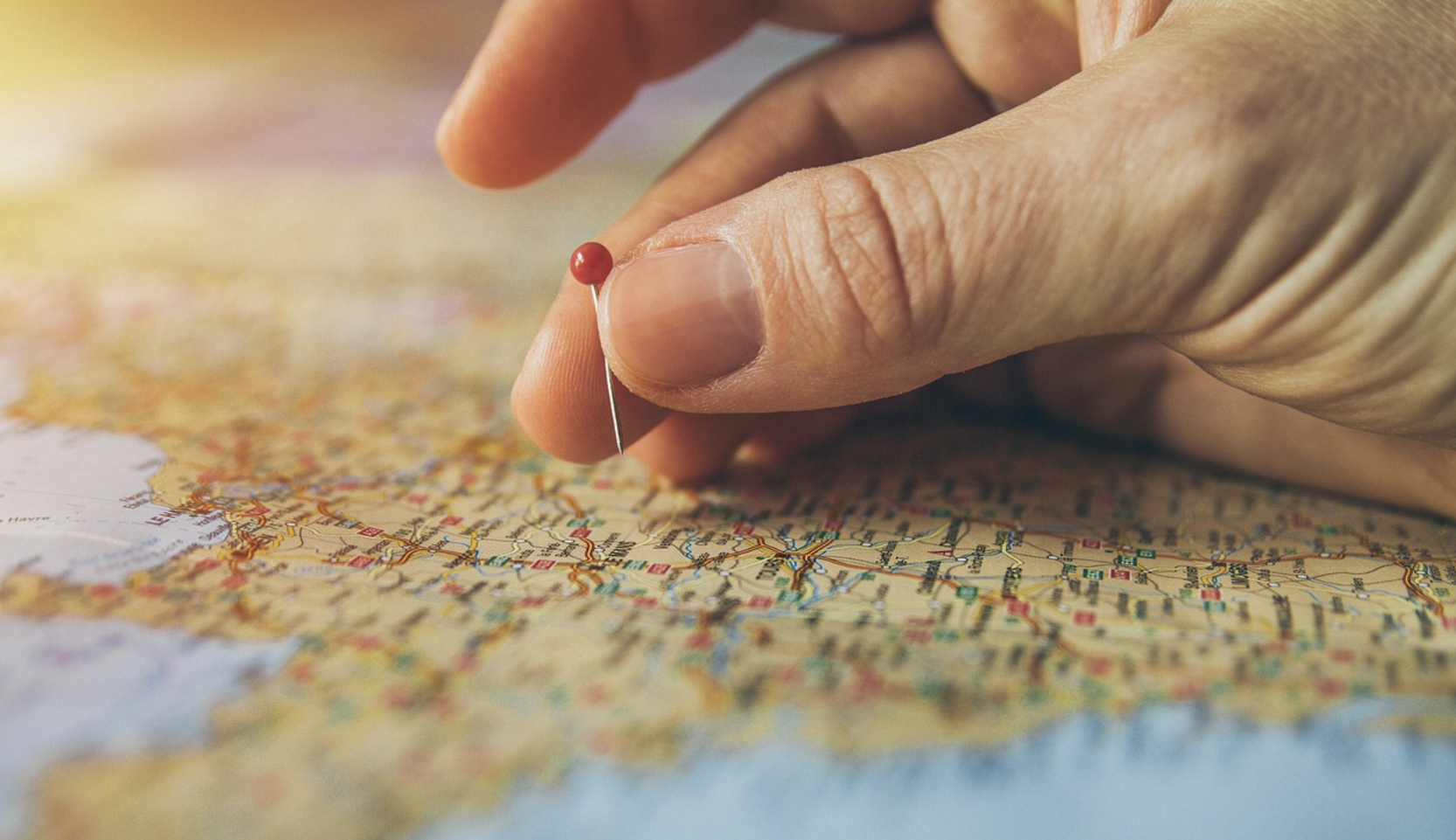 애니메이션 배경 미술의 지리학적 고증 연구: 실제 장소와의 비교 분석, 문화적 의미 해석