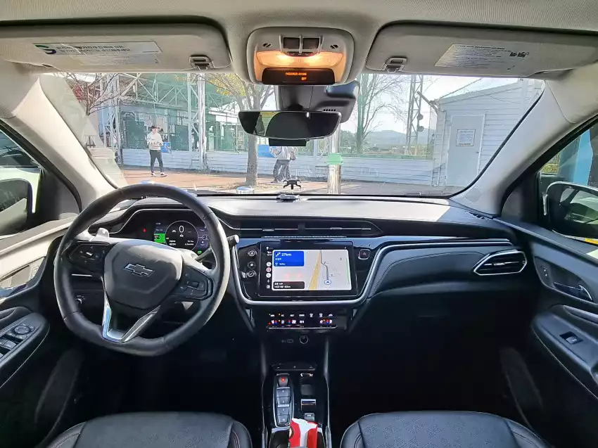 좁은 길을 지나는 볼트 EUV의 움직임은 어색했습니다.