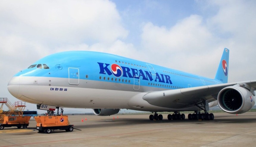 대한항공 A380 항공기가 지상동력장치(GPU·Ground Power Unit)를 통해 전력을 공급받고 있다.