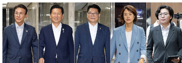 더불어민주당 8·17 전당대회에서 당 대표 경선에 출마한 김민석 전 총리(왼쪽부터), 정청래 전 대표, 송영길 의원, 고민정 의원이 14일 국회에서 열린 의원총회에 참석하고 있다