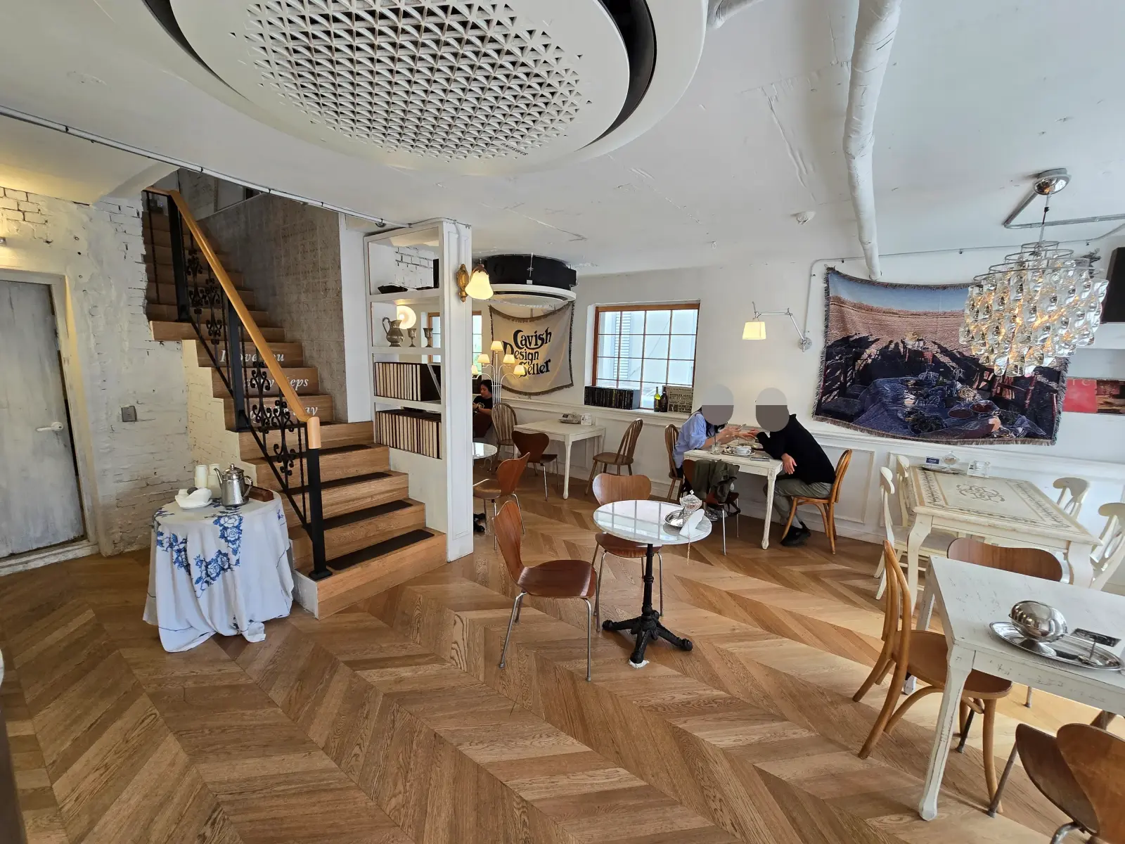 카사넬로 카페 내부전경-테이블과 다양한 소품들