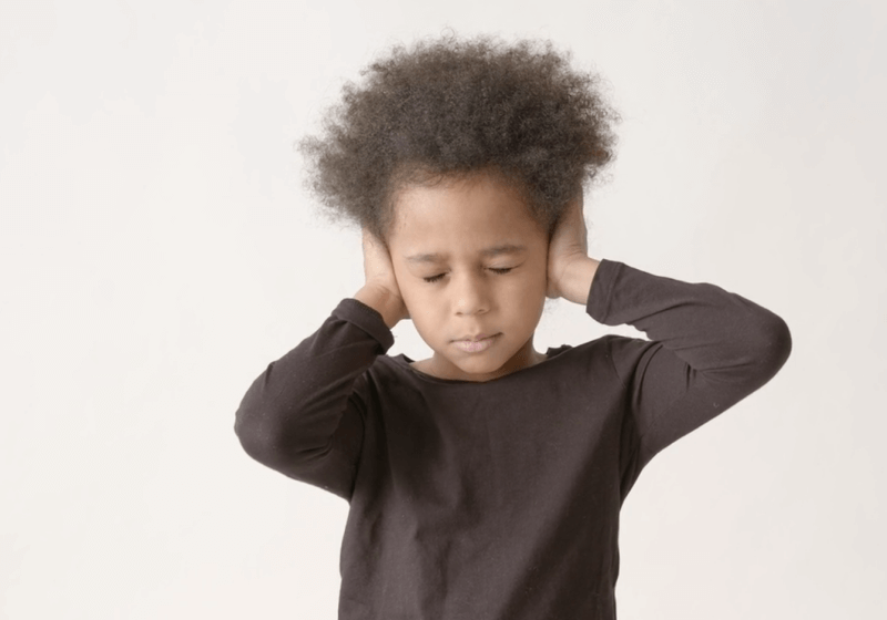 귀-막고-있는-아이