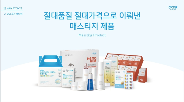 고급스러운 디자인의 제품이 합리적인 가격표와 함께 배치되어 있거나, 저울의 한쪽에는 명품 제품이, 다른 한쪽에는 부담 없는 가격을 나타내는 요소가 균형을 이루고 있는 모습. 최상의 품질과 합리적인 가격의 조화를 강조.