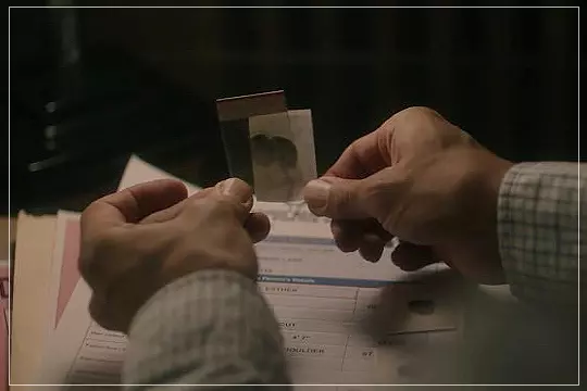영화-오펀-천사의-탄생-리나의-지문을-조회하는-형사-도넌