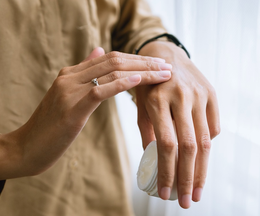 크림을 바르는 손