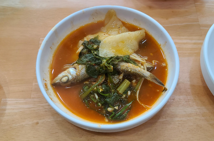 경기 하남시 민물매운탕 어탕칼국수 맛집 산곡민물매운탕 외부전경 내부전경 메뉴판 미나리추가 미나리 팽이버섯 수제비 잡고기