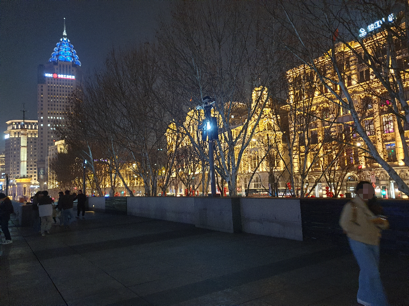 와이탄의 야경이다. 유럽식 건물 전체에 조명을 넣어 화려하다.