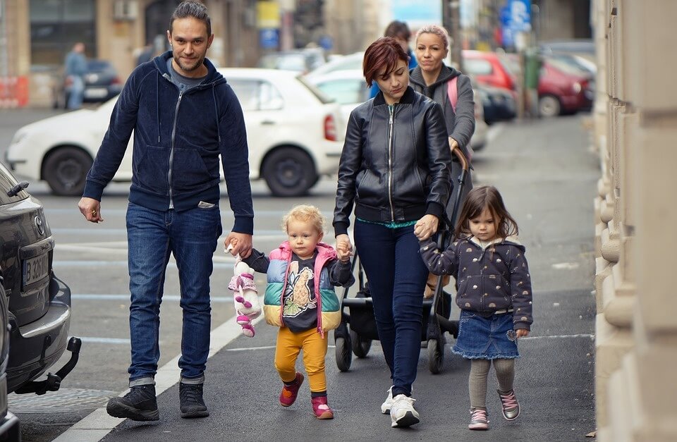 아이들과 함께 산책하는 부모님 모습