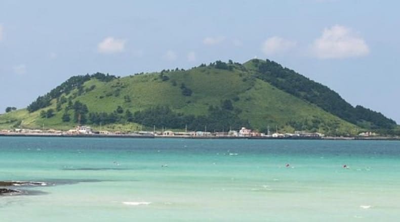 제주도의 에메랄드 빛 바다 너머로 보이는 비양도