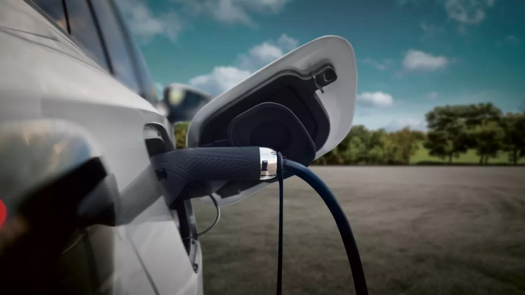 충전중인 폭스바겐 ID.5. 충전 주입구가 가까이 클로즈업 된 모습