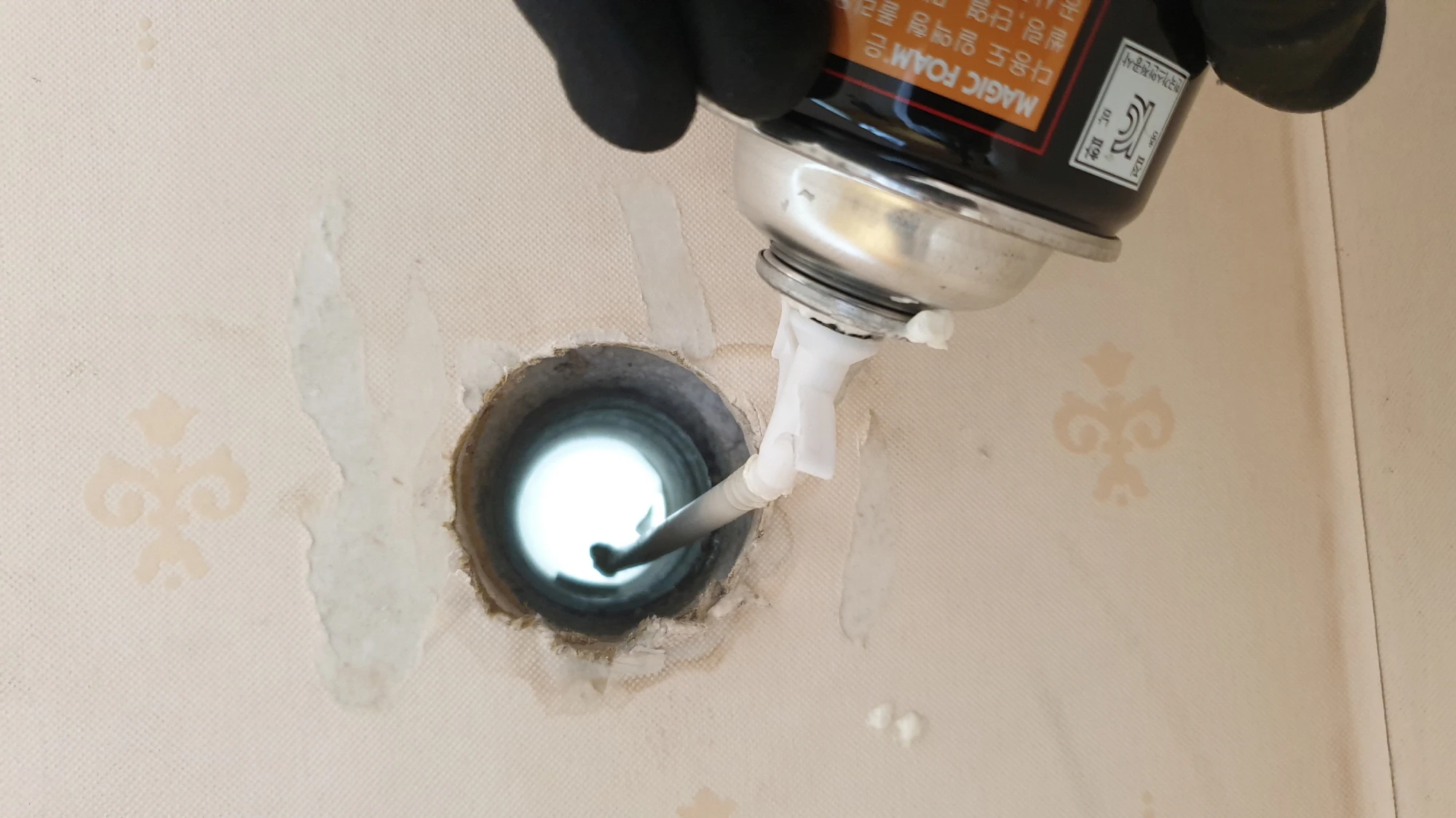 에어컨 배관 구멍 막는 모습