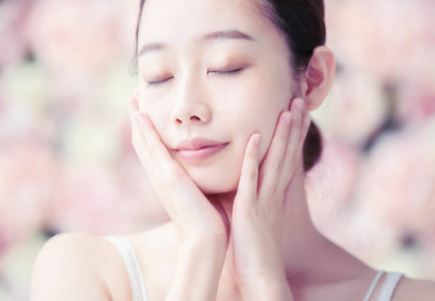 여성이 두손으로 얼굴을 감싸고 눈을 감고있는 사진