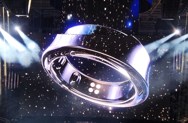 지난 18일(한국 시간)미국 캘리포니아 갤럭시S24 언팩 행사에서 공개된 갤럭시 링 예상 이미지.