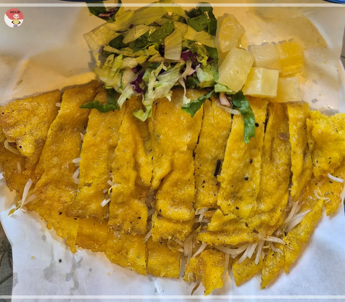 서울-홍대-연남본점-포가레-반세오-베트남-스타일-부침개-썰어놓은-파인애플과-야채