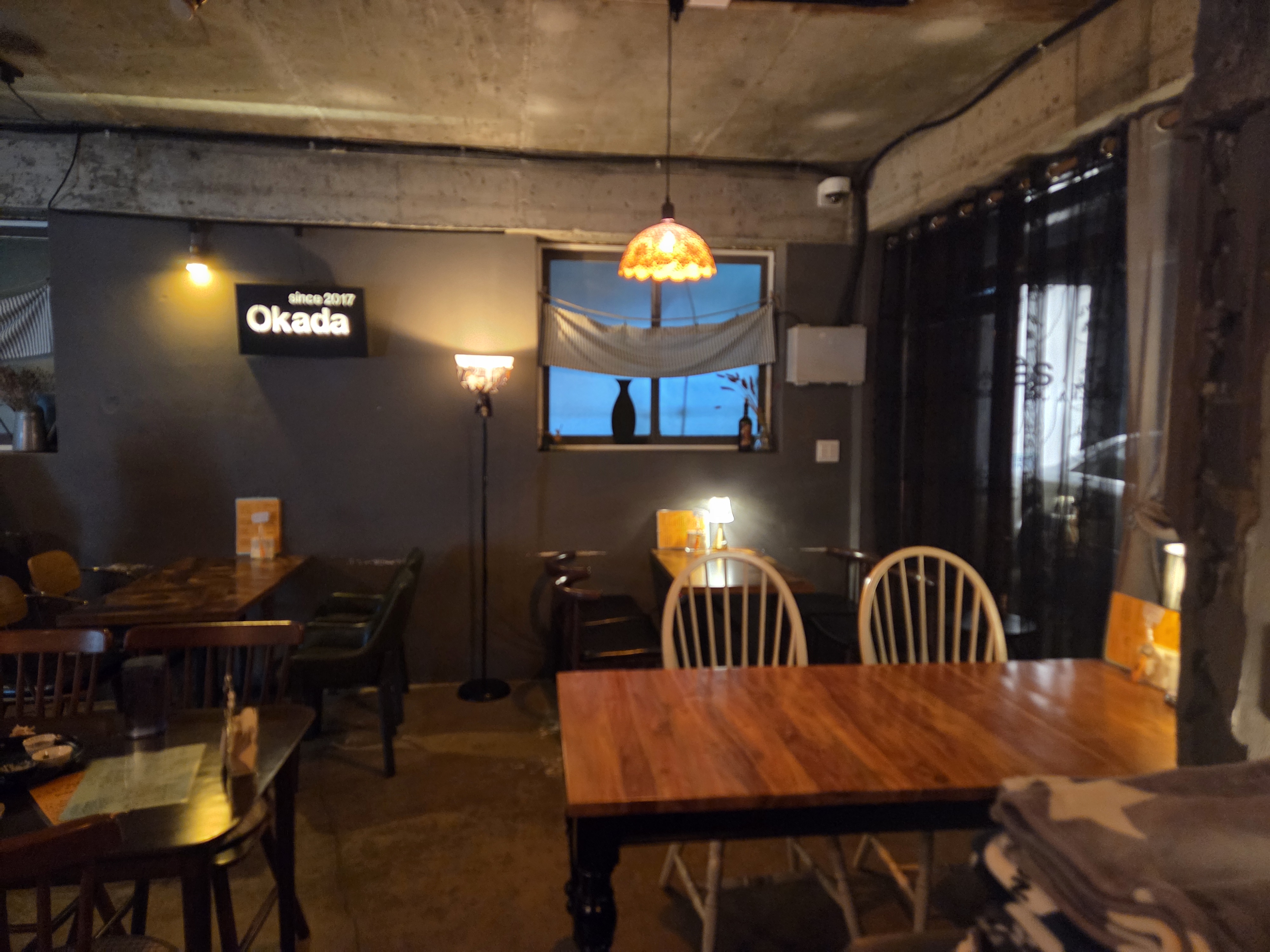 염창동 오가다 내부 분위기 – 은은한 조명과 깔끔한 테이블 배치5