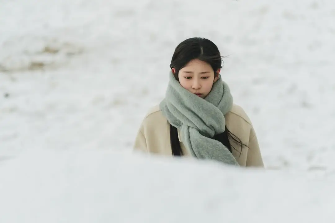 샤이닝 마지막회 결말 해석&amp;#44; 눈밭에서 두꺼운 목도리를 한 채 쓸쓸한 표정으로 걷는 모은아의 자립에 대한 불안감과 고독-06
