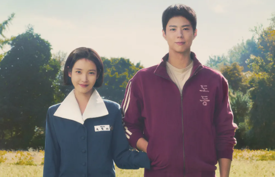 유채밭 앞에서 손잡고 서있는 주연 배우들