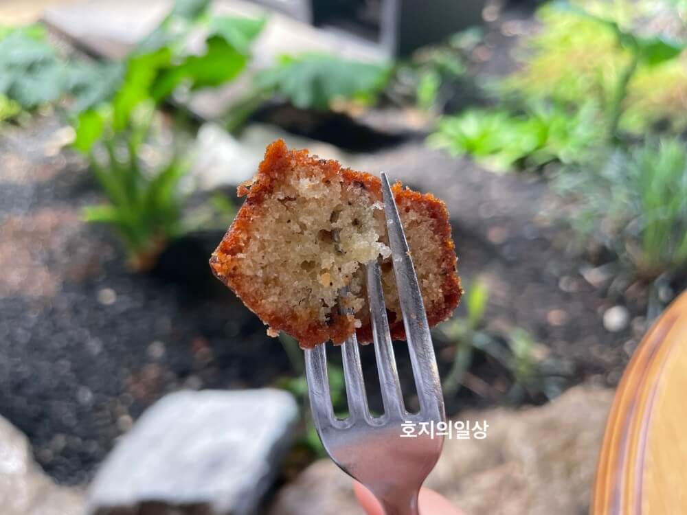 평택 카페 커피냅로스터스HQ - 쏠티 카라멜 휘낭시에 단면