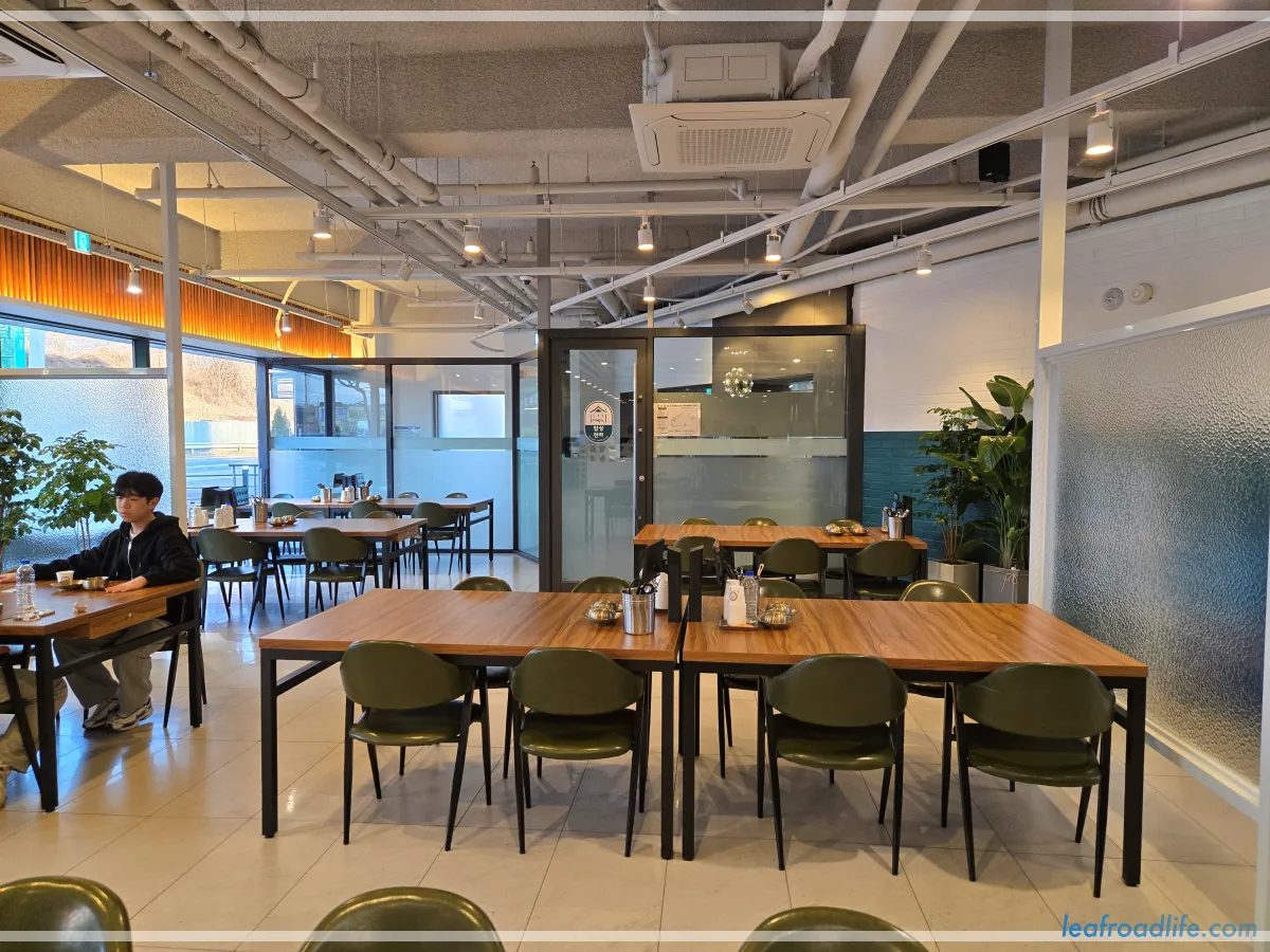 하남-미사-한정식-밥상천하-내부-가게-테이블