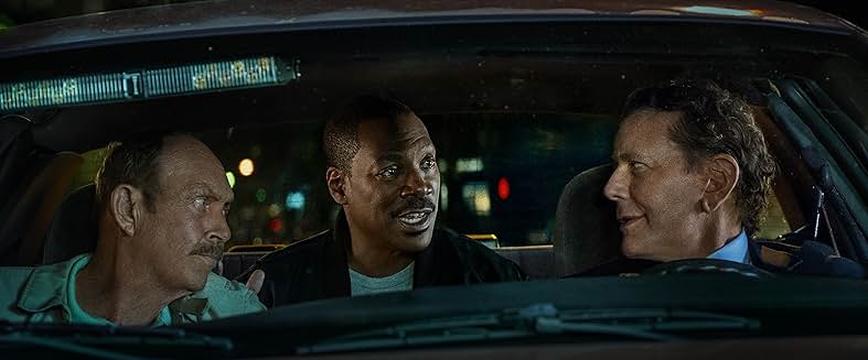 넷플릭스 영화 Beverly Hills Cop: Axel F, 에디 머피가 동료 형사들과 자동차 안에서 대화하는 장면