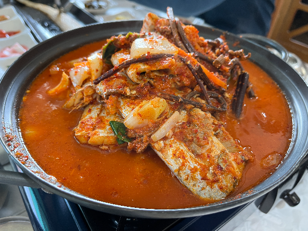 제주도 세화 숙자네 갈치조림이다. 고사리가 들어가는 것이 특징이고, 별 거 없어 보이는 데 너무 맛있다. 약간은 자극적인 맛.