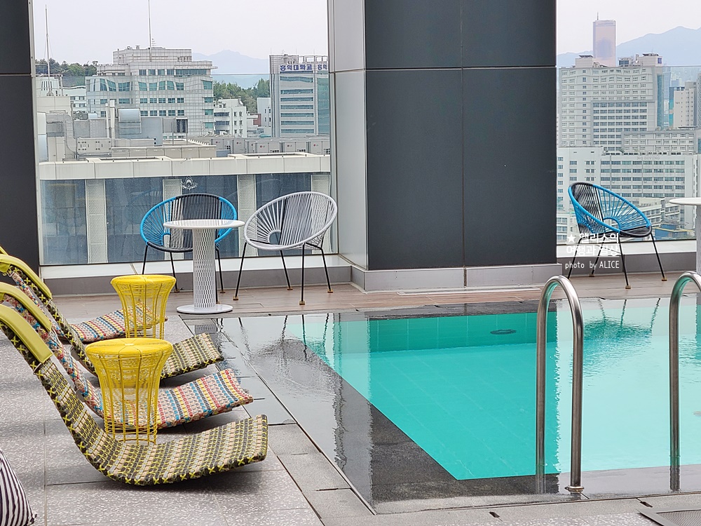 L7 홍대 바이 롯데 루프탑 수영장, 체크인, 블루 루프 라운지 & 비즈니스 센터 후기