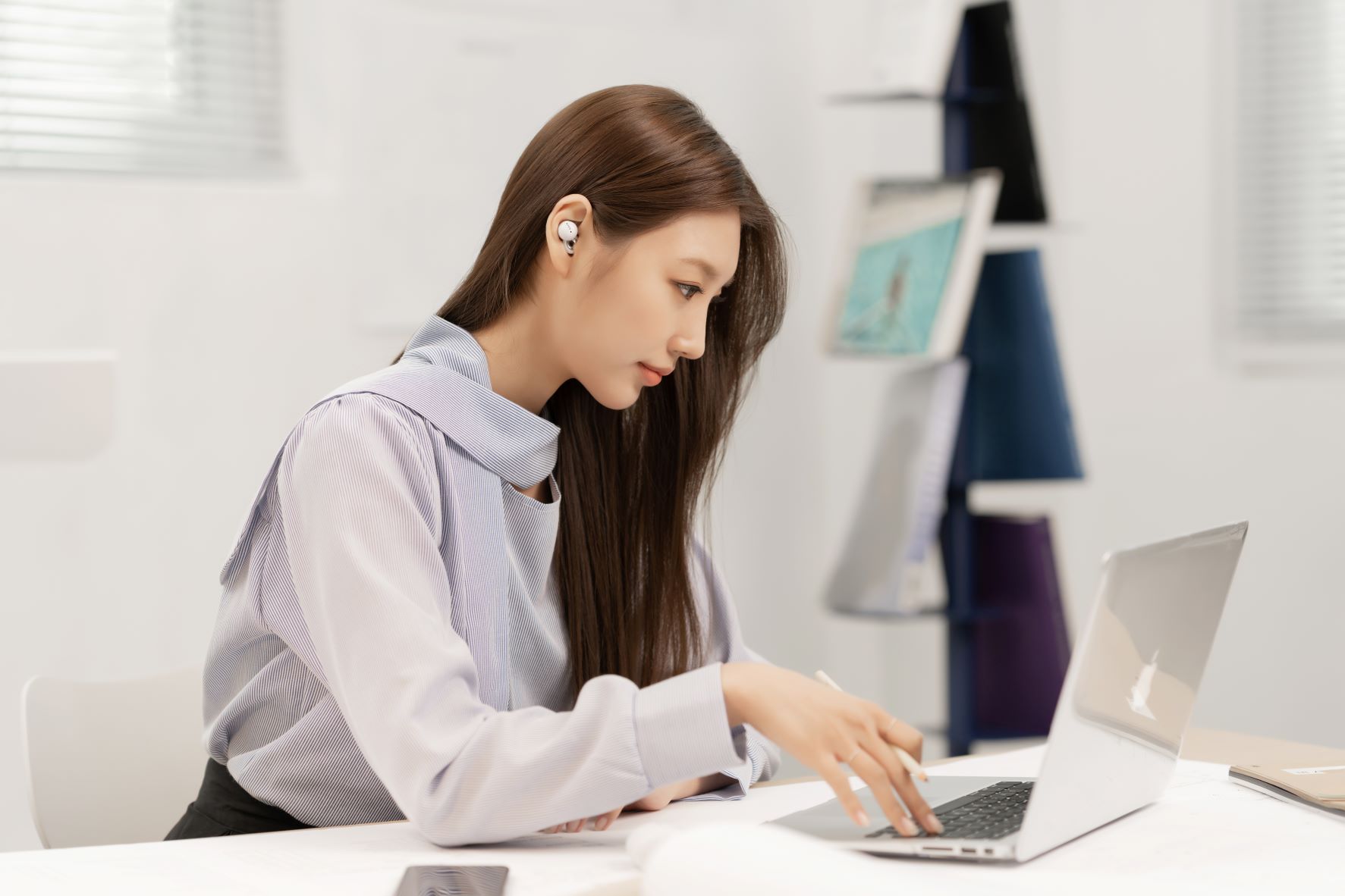 LinkBuds로 음악을 감상하며 일하는 모습