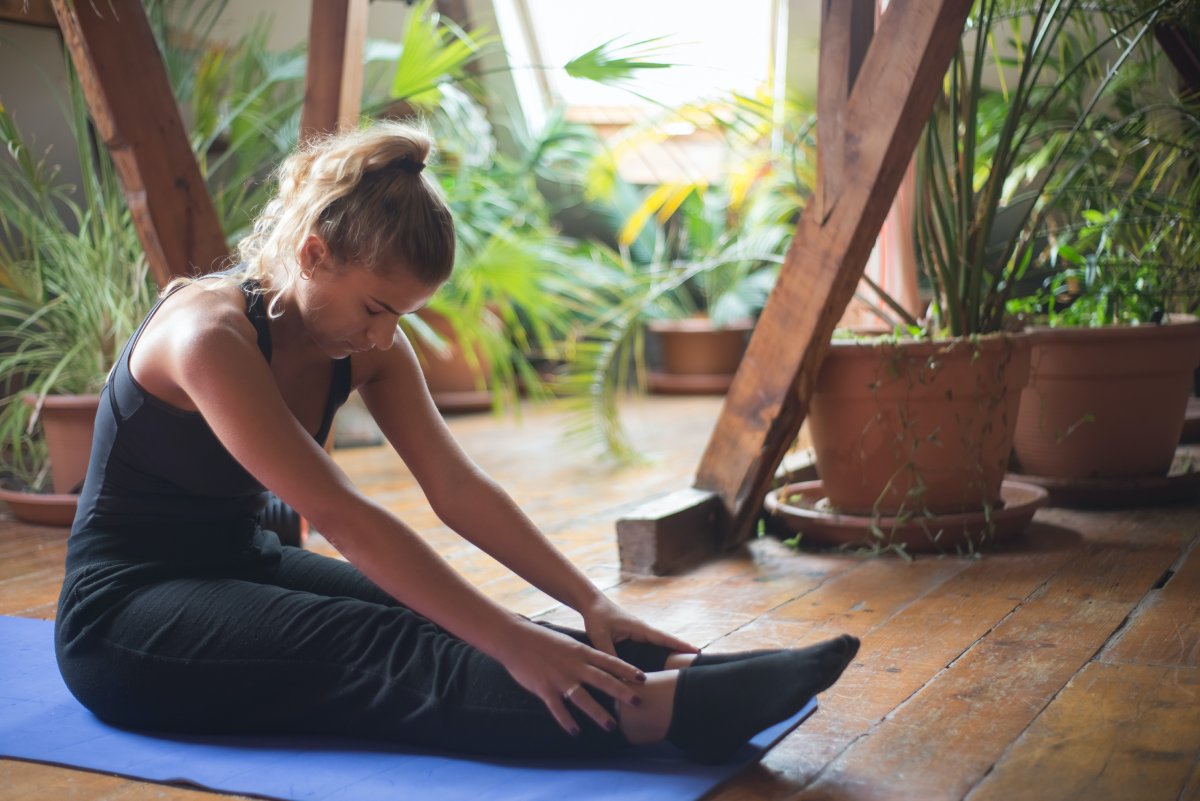 발목 펌프 운동하는 여성