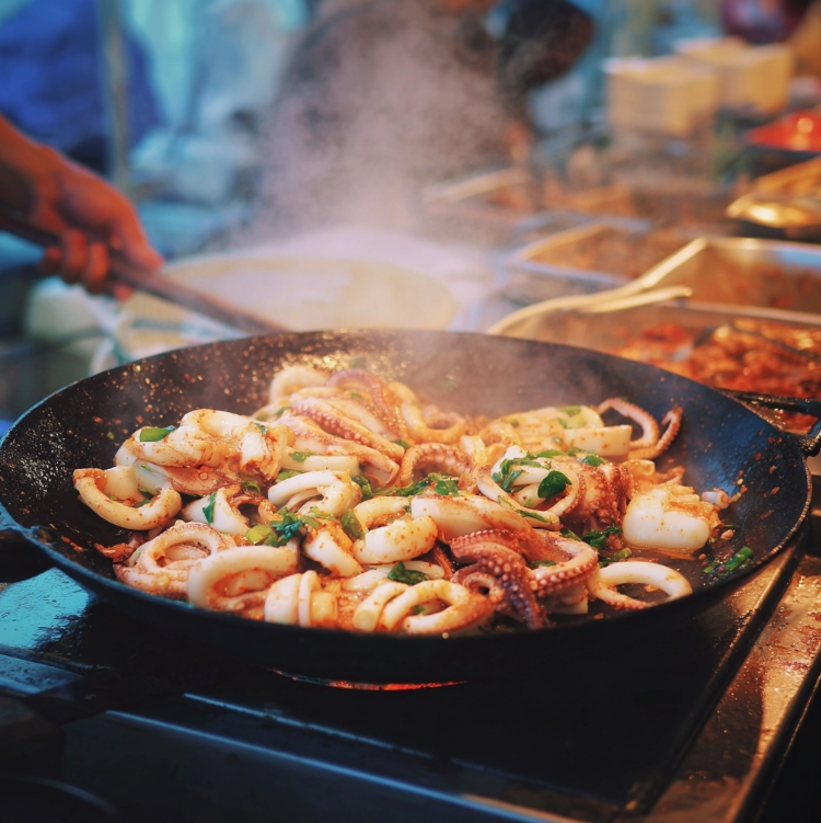 대형 후라이펜에 오징어볶음을 만드는 모습