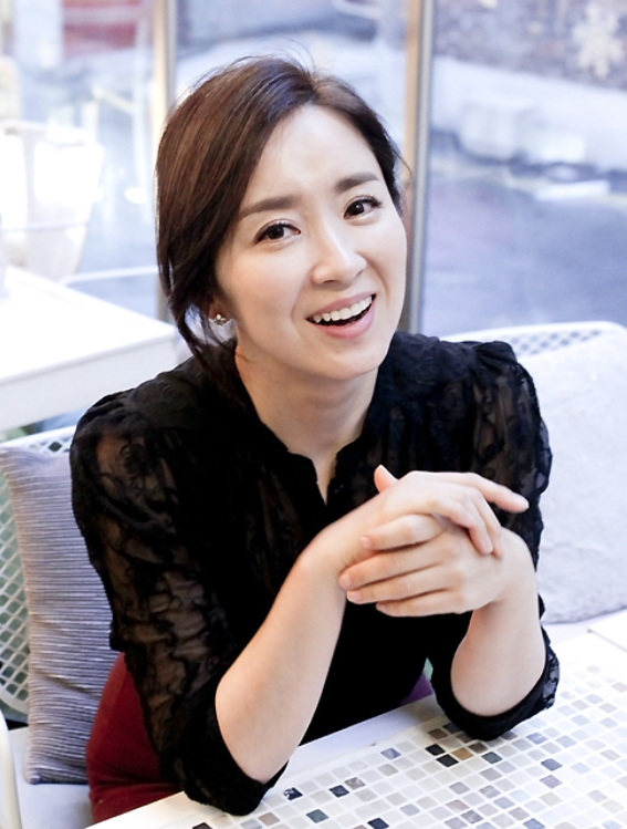 배우 윤유선 프로필 사진│단정하고 따뜻한 미소의 윤유선